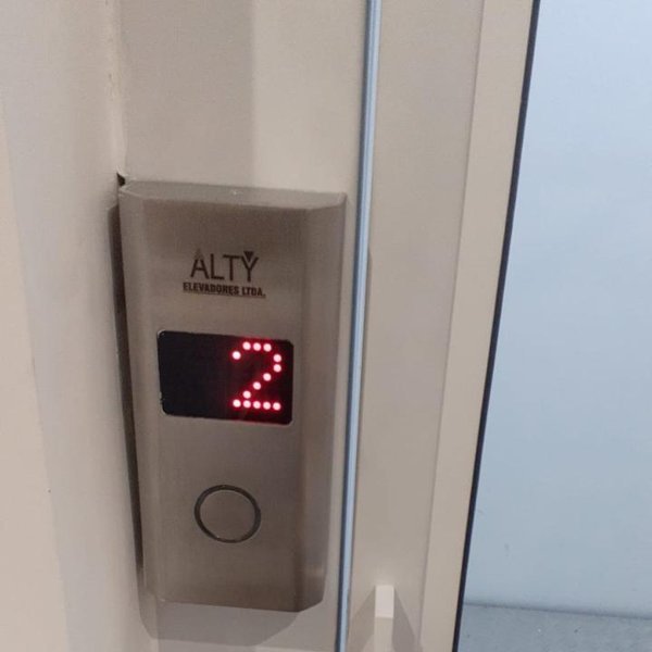 Indicador de pavimento com a marca Alty