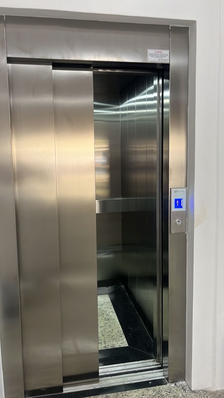 Elevador com portas em inox